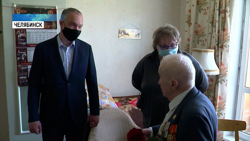 Депутат поздравил ветерана Владимира Николаева