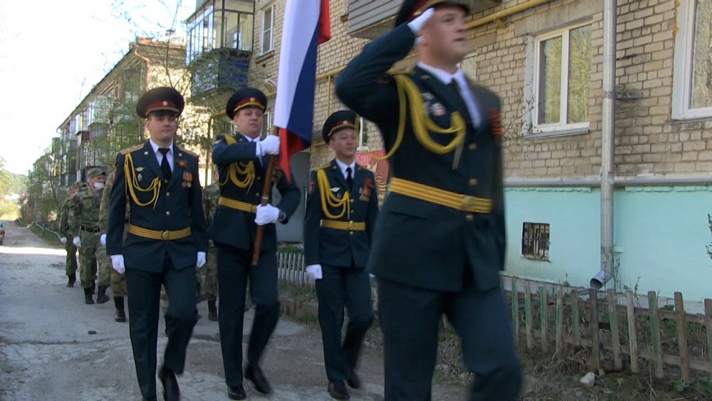 Ветерану ВОВ провели персональный парад