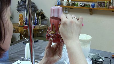 Миасская мастерица делает резные свечи