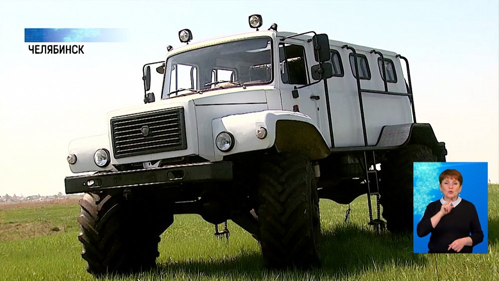 В Челябинске учат водить снегоболотоход