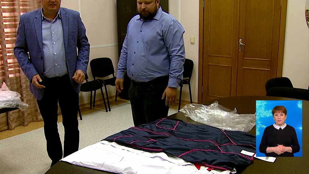 Больнице Аргаяша передали медицинские халаты