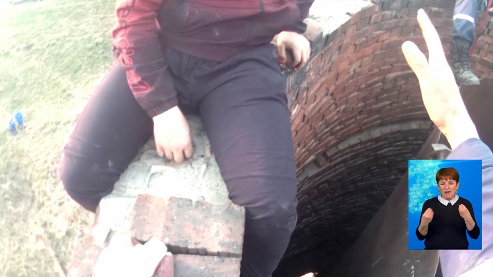 Спасатели спустили мужчину с башни