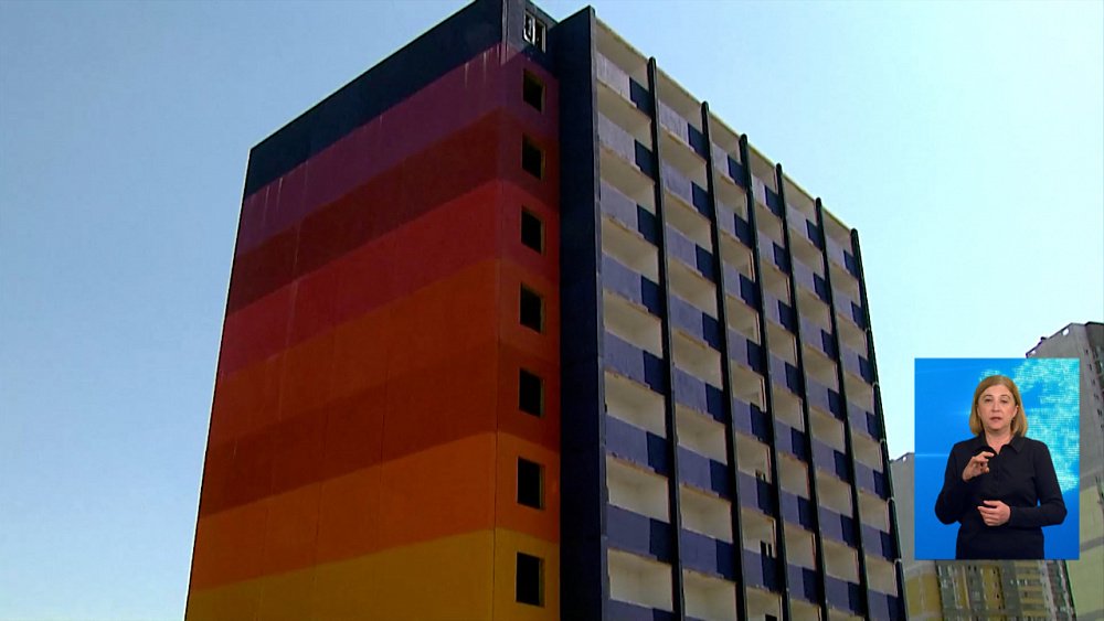 Дети играют на заброшенном доме