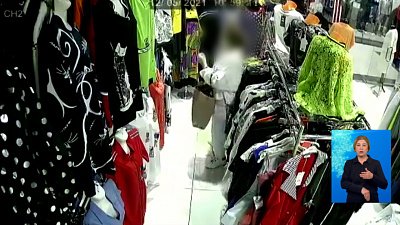 Женщина обокрала магазин одежды