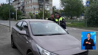 Автоинспекторы проверяют автомобили с детьми