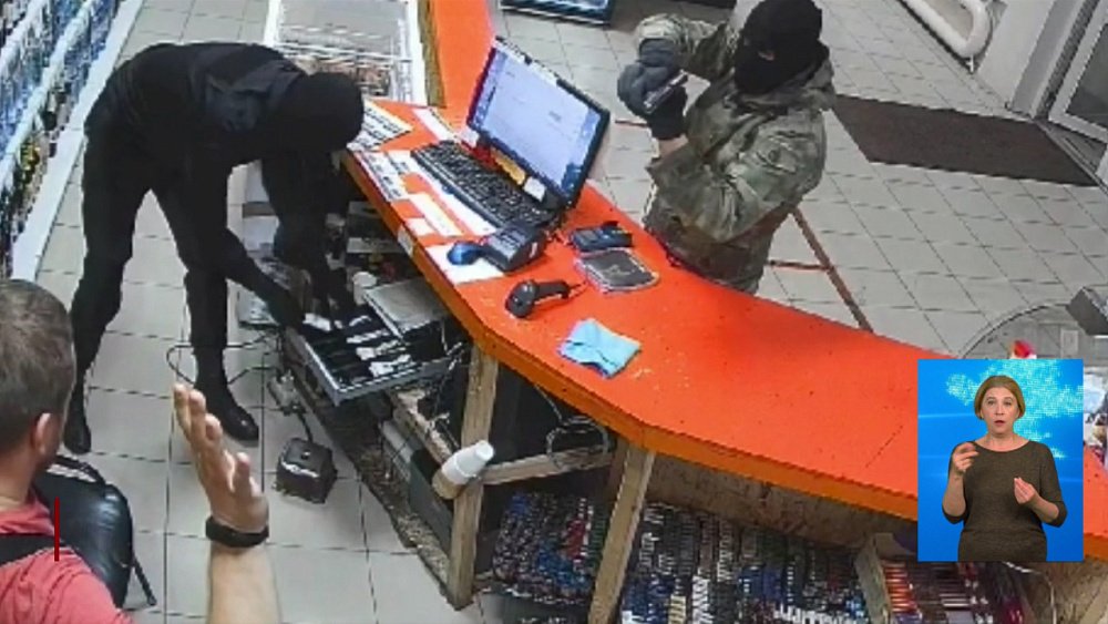 Двое мужчин с пистолетом ворвались в алкомаркет