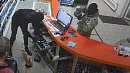 Двое челябинцев с оружием похитили деньги из кассы алкомаркета