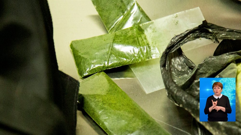 Пассажир самолёта привёз наркотики