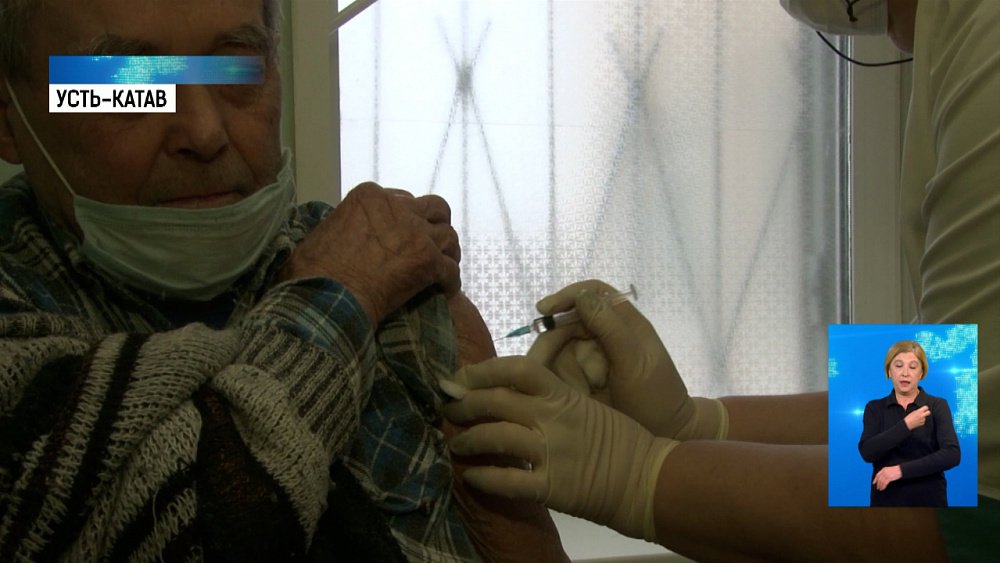 Пенсионеров привозят на вакцинацию из села