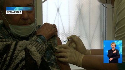 Пенсионеров привозят на вакцинацию из села