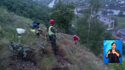 Подростков спасли со скалы