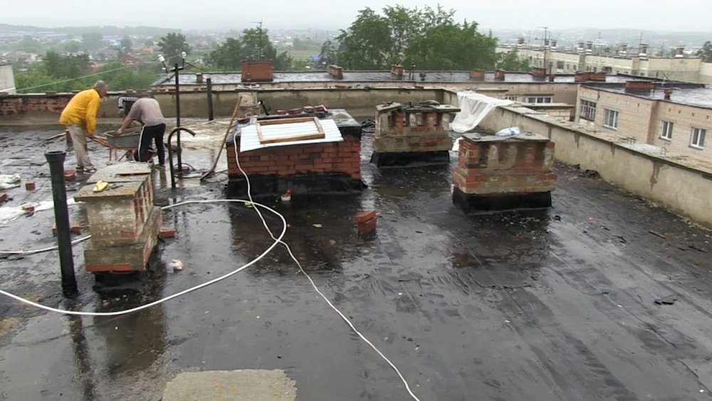 В Миассе затопило многоквартирный дом