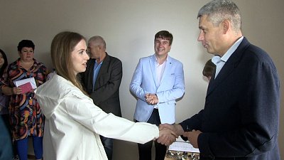 В Миассе выдали квартиры сиротам