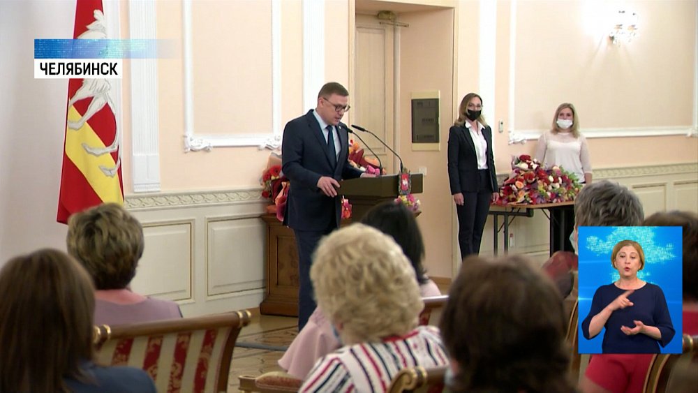 Наградили 50 социальных работников региона