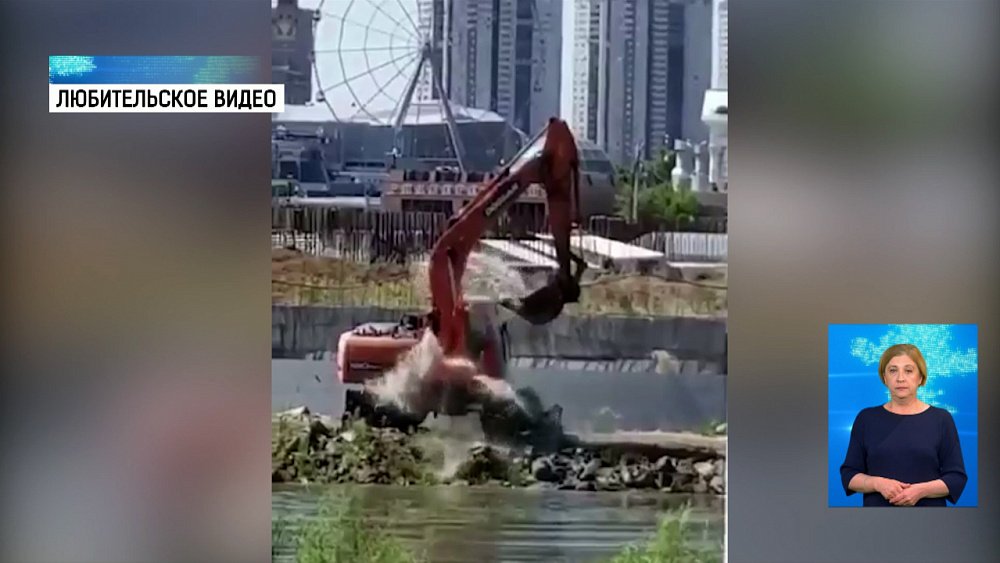 Экскаватор принимает водные процедуры