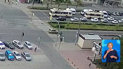 Автомобиль сбил девушку на самокате