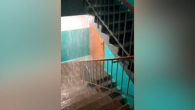 Водопад в подъезде жилого дома попал на видео в Магнитогорске
