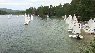 Маленькие воспитанники Фёдора Конюхова покорили Тургояк: видео детской регаты