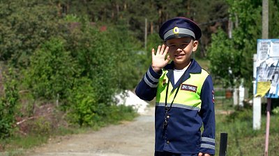 Видео из Снежинска: пятилетний инспектор следит за порядком на дорогах