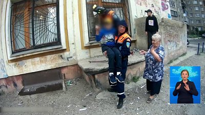 Мальчик застрял в оконной решётке