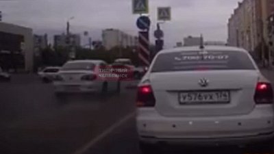 Момент столкновения пяти машин на улице Барбюса попал на видеорегистратор