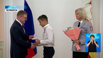 Губернатор вручил паспорта 30 школьникам