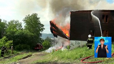 Загорелся расселённый барак