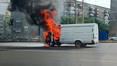 Появилось видео автомобильного пожара на перекрёстке Куйбышева и Молодогвардейцев
