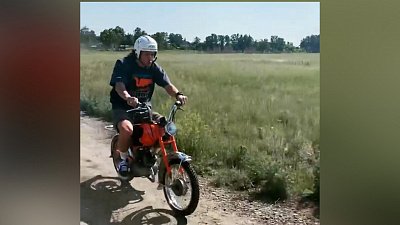 Известный хоккеист Артемий Панарин приехал в Коркино, чтобы погонять на мотоцикле