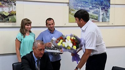 Семейную пару наградили за спасение малыша