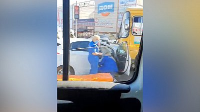 ПАЗ и «Хендай» столкнулись на улице Дарвина в Челябинске: видео очевидцев