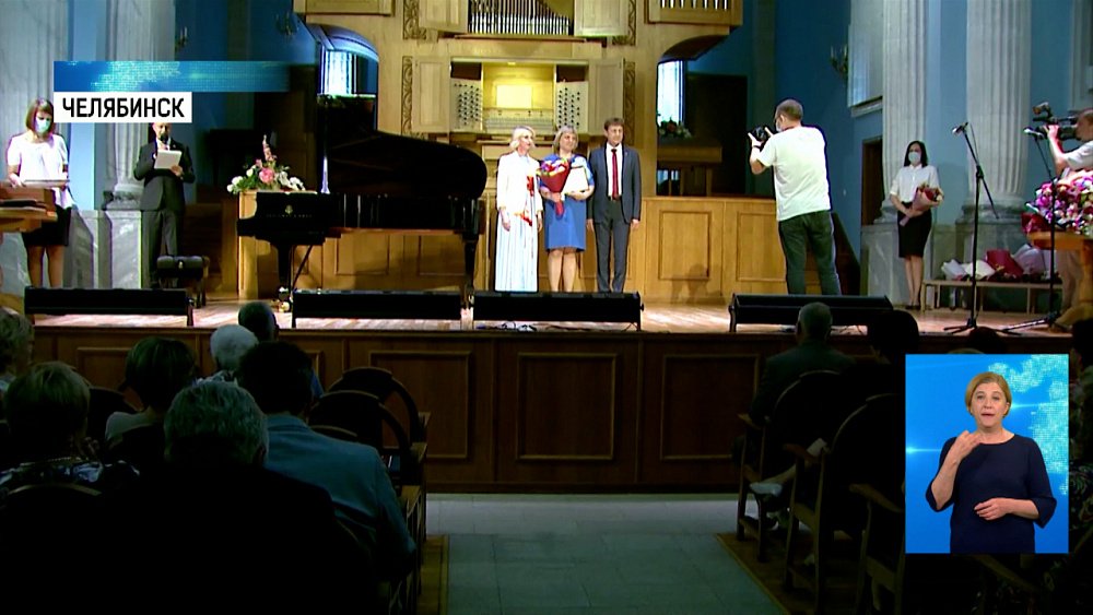 50 врачей наградили перед днем медработника