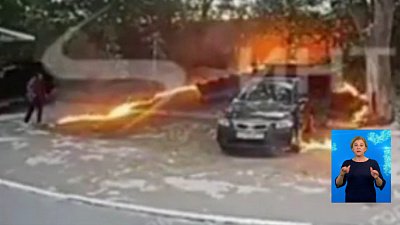 Женщина подожгла пух на парковке