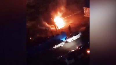 Ночное видео автомобильного пожара