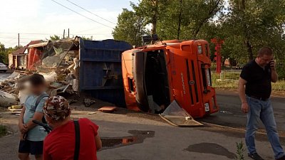 КамАЗ со строительным мусором опрокинулся в Копейске