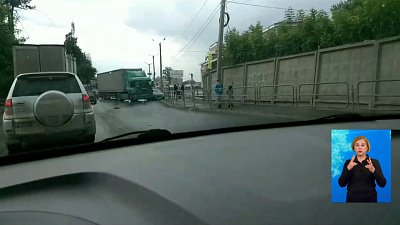 В Металлургическом районе Челябинска перевернулся автомобиль такси