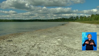 Девушку на матраце отнесло на середину озера