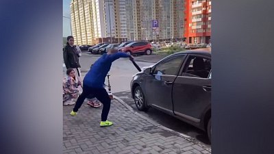 В Челябинске сняли на видео нападение мужчины с ремнем на девушек 