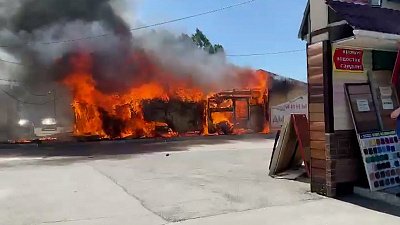 Видео горящего в Челябинске павильона обсуждают в соцсетях