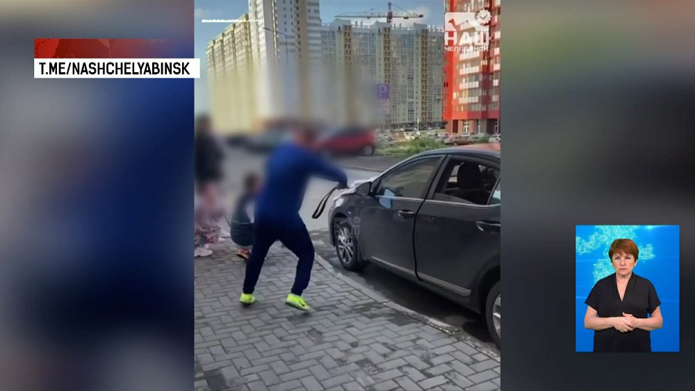 Мужчина избил девушек ремнём