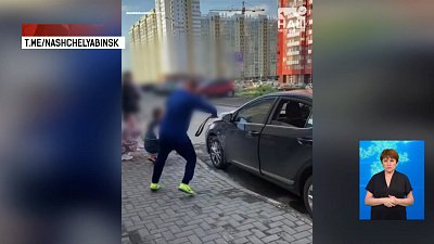 Мужчина избил девушек ремнём