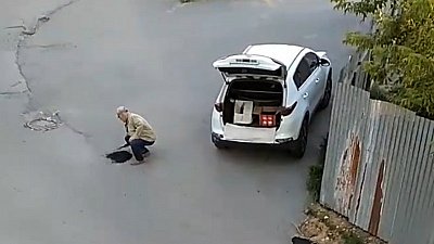 Миасцы поделились видео, как горожанин самостоятельно латает дыры на дороге