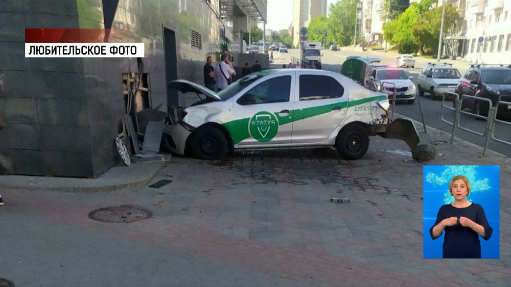 Автомобиль влетел в стену торгового комплекса