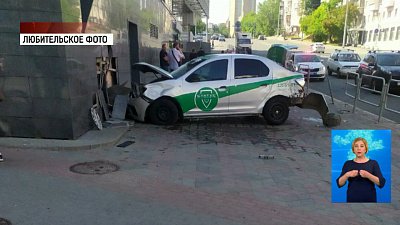 Автомобиль влетел в стену торгового комплекса