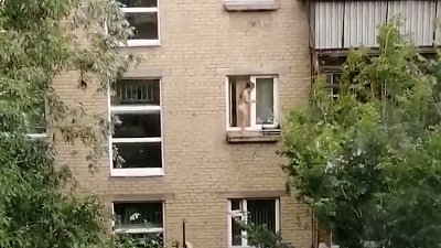 Обеспокоенные челябинцы сняли на видео, как ребёнок выходит из окна