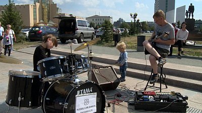 Челябинцы снимают на видео выступления юного барабанщика 