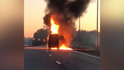 Очевидцы сняли на видео горящий на трассе микроавтобус