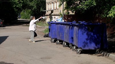 Жители Челябинска пять лет пытаются убрать мусор от детского сада