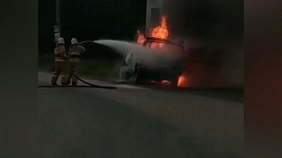 Очевидцы сняли на видео горящий внедорожник