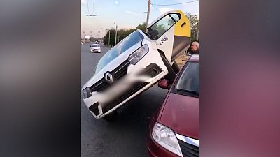 Видео необычной парковки такси обсуждают в соцсетях